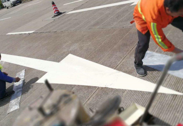 按相應的環(huán)氧地坪漆施工流程更能確保施工的質(zhì)量